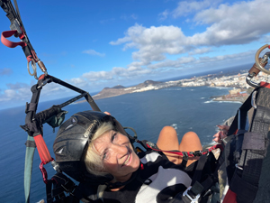 Sara de 80 años vuela en parapente