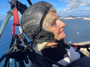 Una abuela pasea por el aire en tandem