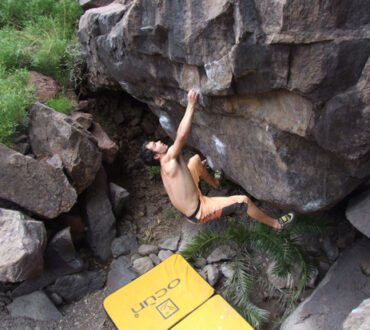 Escalando con un crashpad rentado en Gran Canaria