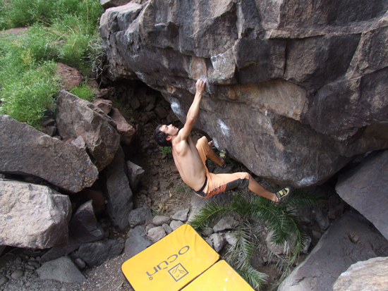 Escalando con un crashpad rentado en Gran Canaria